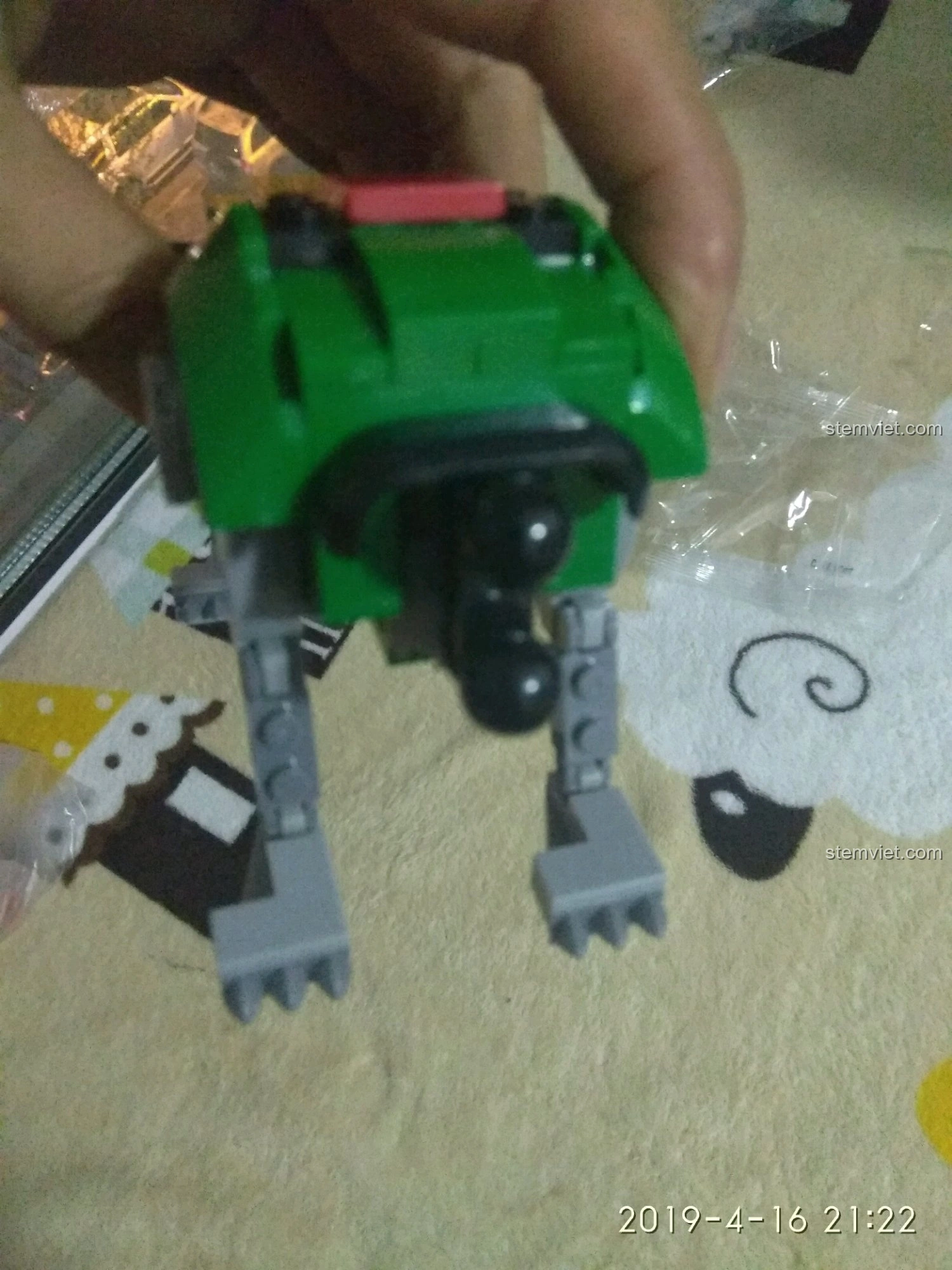 Phần thân và đầu của chú sư tử số 5 trong bộ Đế Trưng Bày Voltron Bách Thú Vương SY 1130.