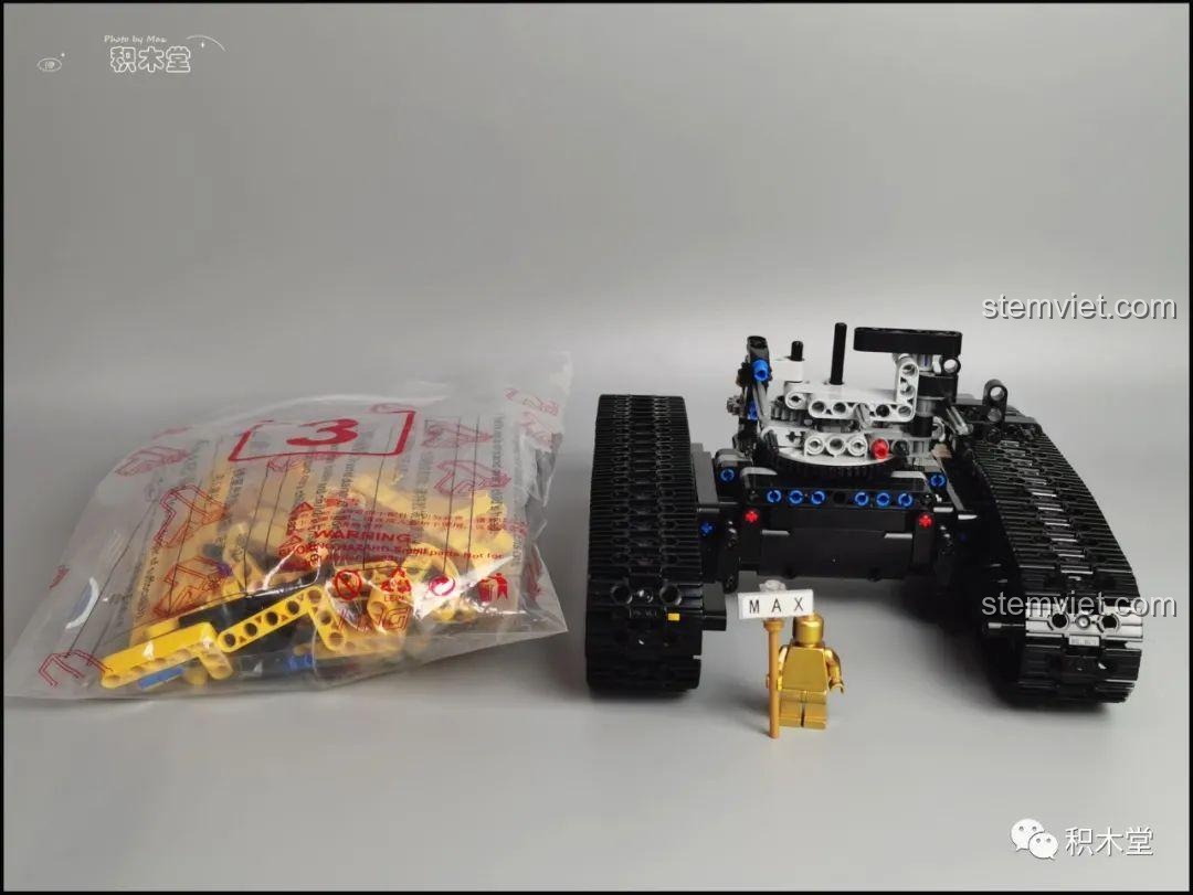 Phần thân dưới của máy xúc Taigaole T4001 đã hoàn thiện với bánh xích.