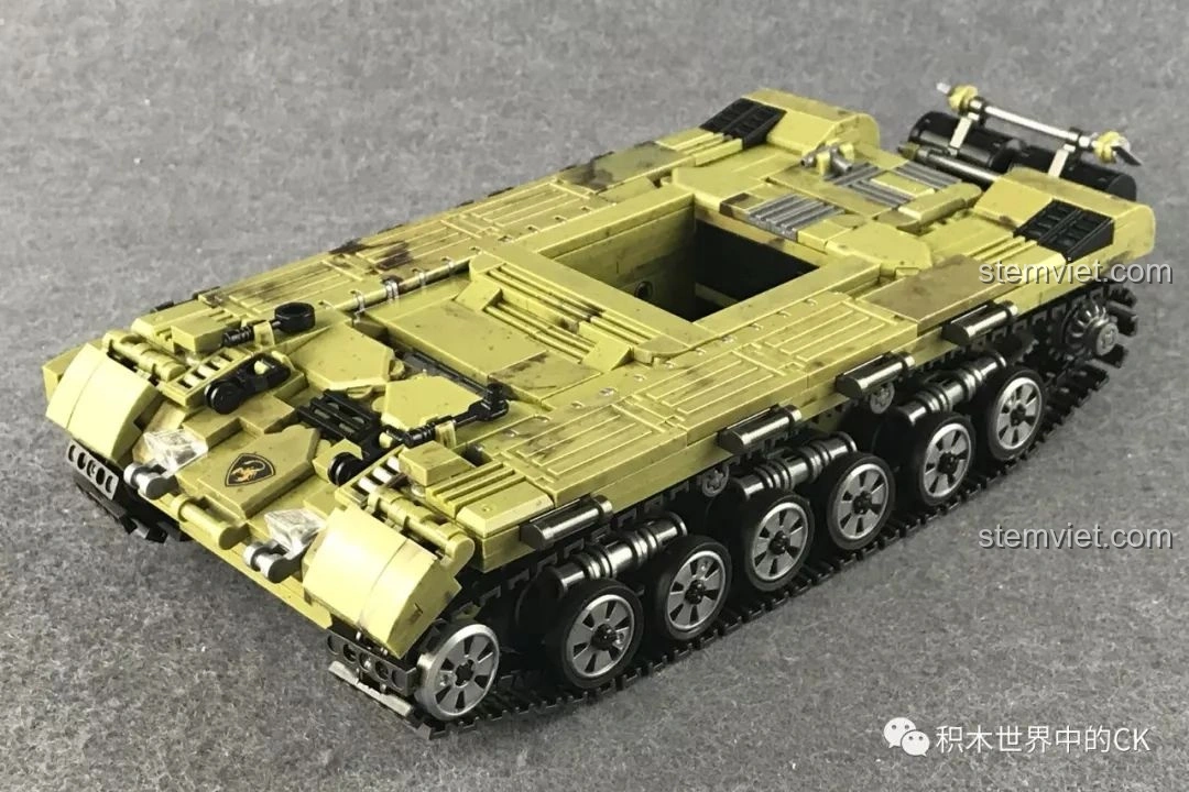 Phần thân dưới của xe tăng Thiên Hổ Scorpio Tiger XB-06015 đã hoàn thành sau bước 2 của quá trình lắp ráp.