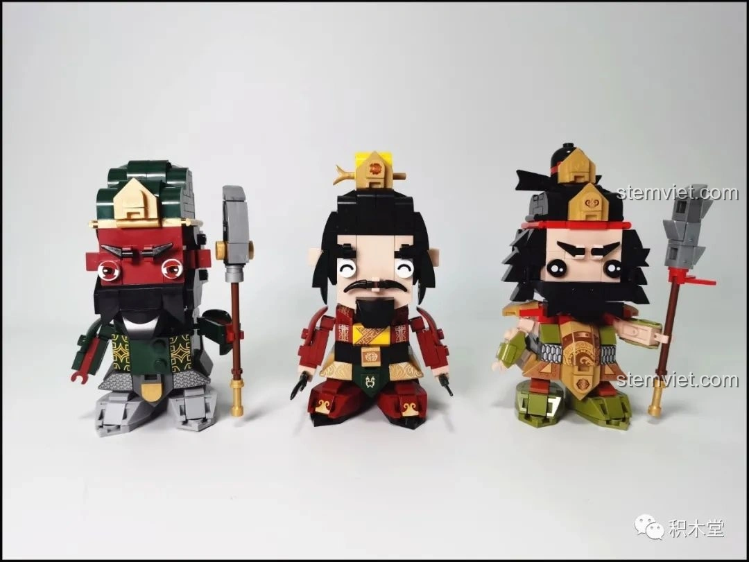 Quá trình lắp ráp thân mô hình Sluban Q-Bricks Gia Cát Lượng, với trang phục màu trắng và xanh.