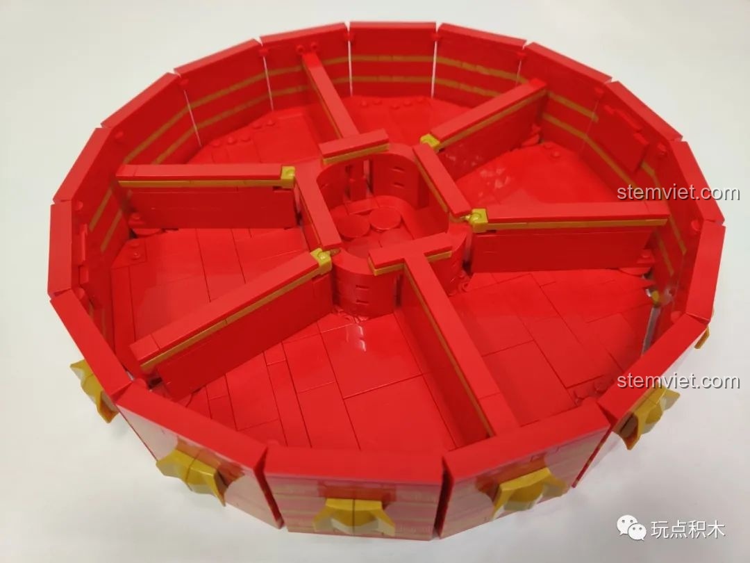 Góc nhìn nghiêng của thân hộp WOMA C9122 sau khi hoàn thành, khoe các chi tiết trang trí.