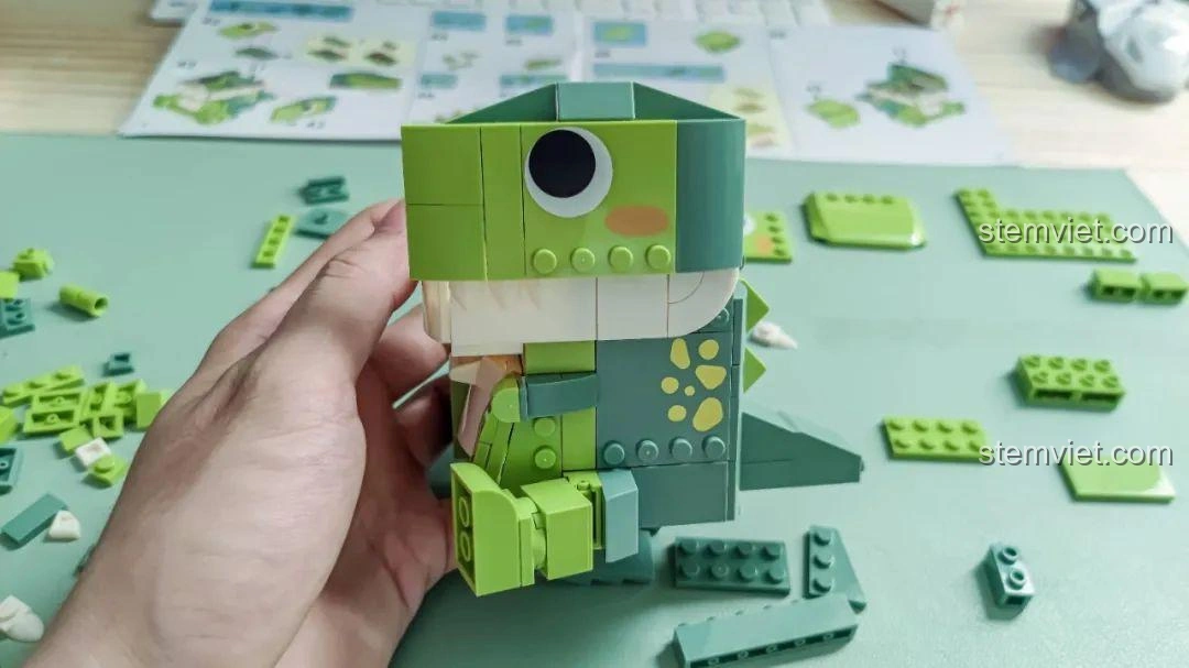 Cận cảnh phần thân Khủng long T-Rex trong bộ JAKI JK5102, cho thấy khoang chứa đồ bên trong.