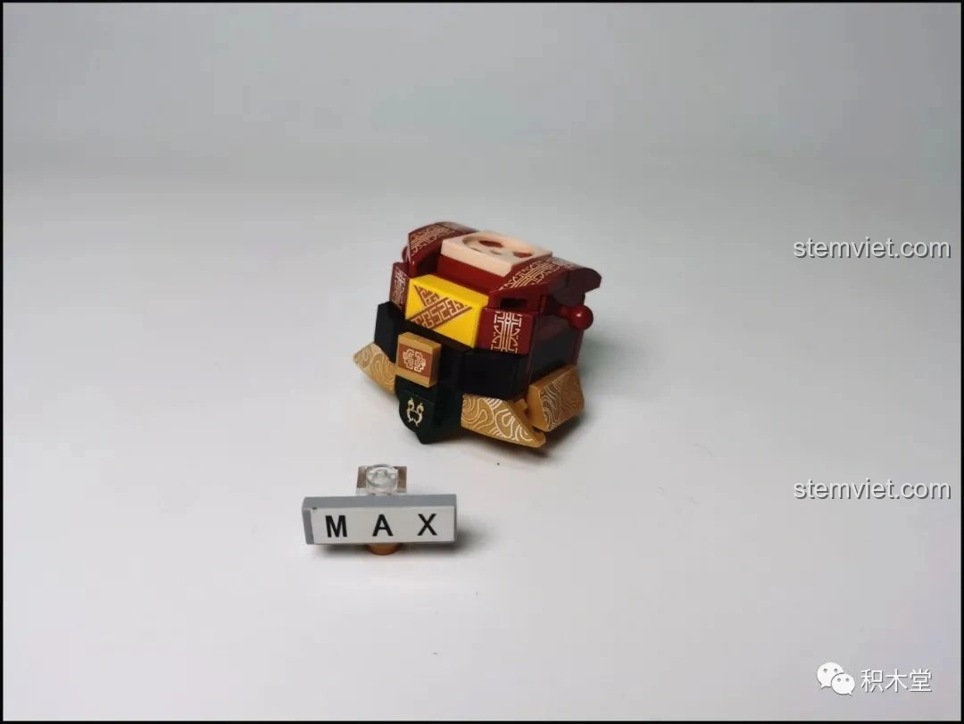 Quá trình lắp ráp thân mô hình Sluban Q-Bricks Lưu Bị, với các chi tiết trang phục đã được dán.