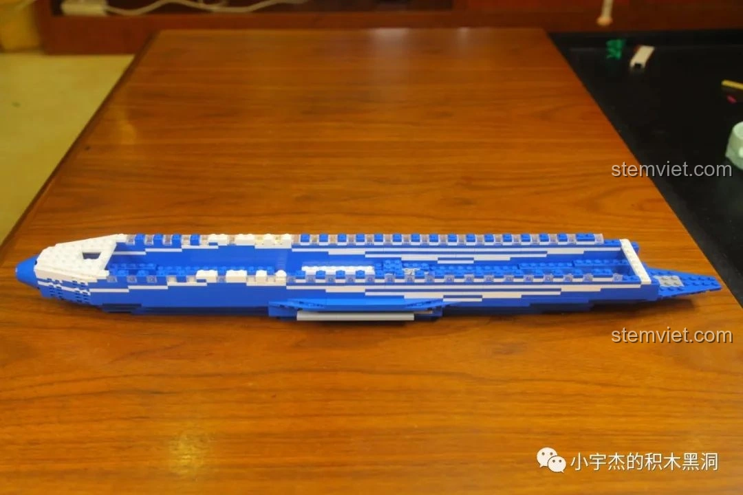 Thân máy bay Boeing 787 Dreamliner 80009 với các cửa sổ đã được lắp, chi tiết sống động.