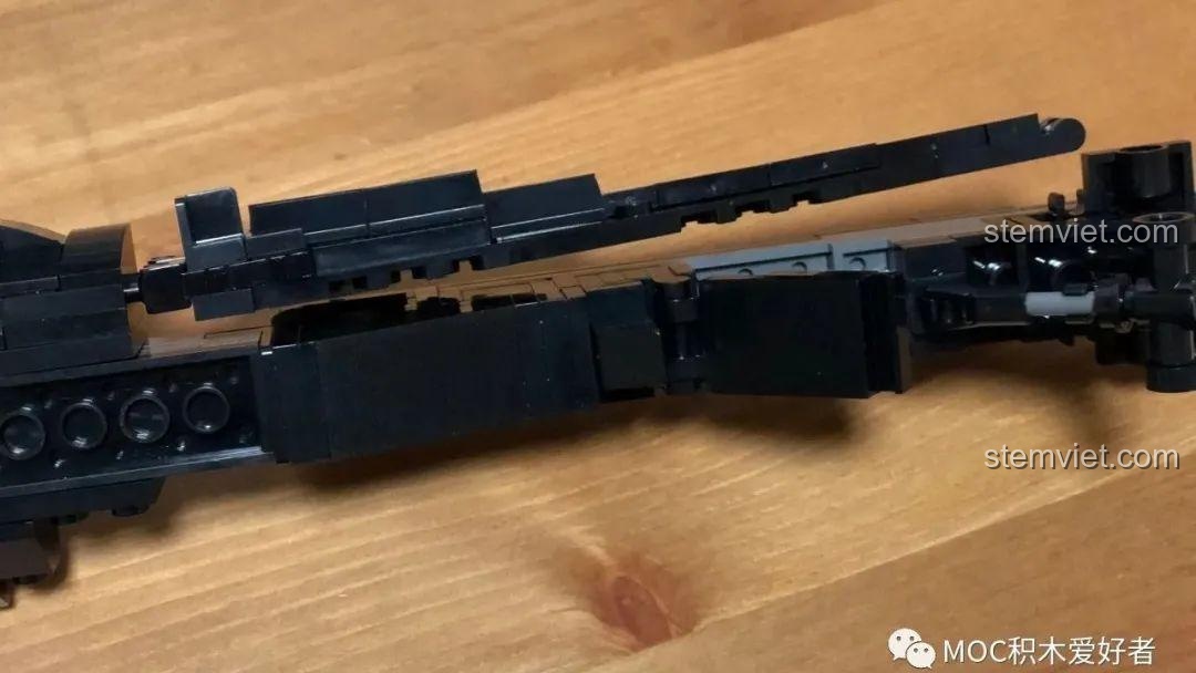 Thân máy bay của mô hình Sembo 202119 Trực thăng tấn công Z-10 đã được lắp ráp hoàn chỉnh, sẵn sàng cho cánh và động cơ.