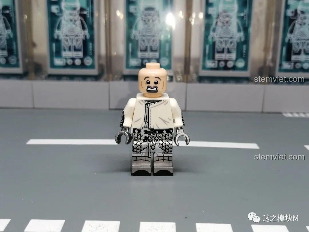 Thân của minifigure Vệ Vương bạc không có giáp, gương mặt thể hiện biểu cảm tức giận, chi tiết in sắc nét.