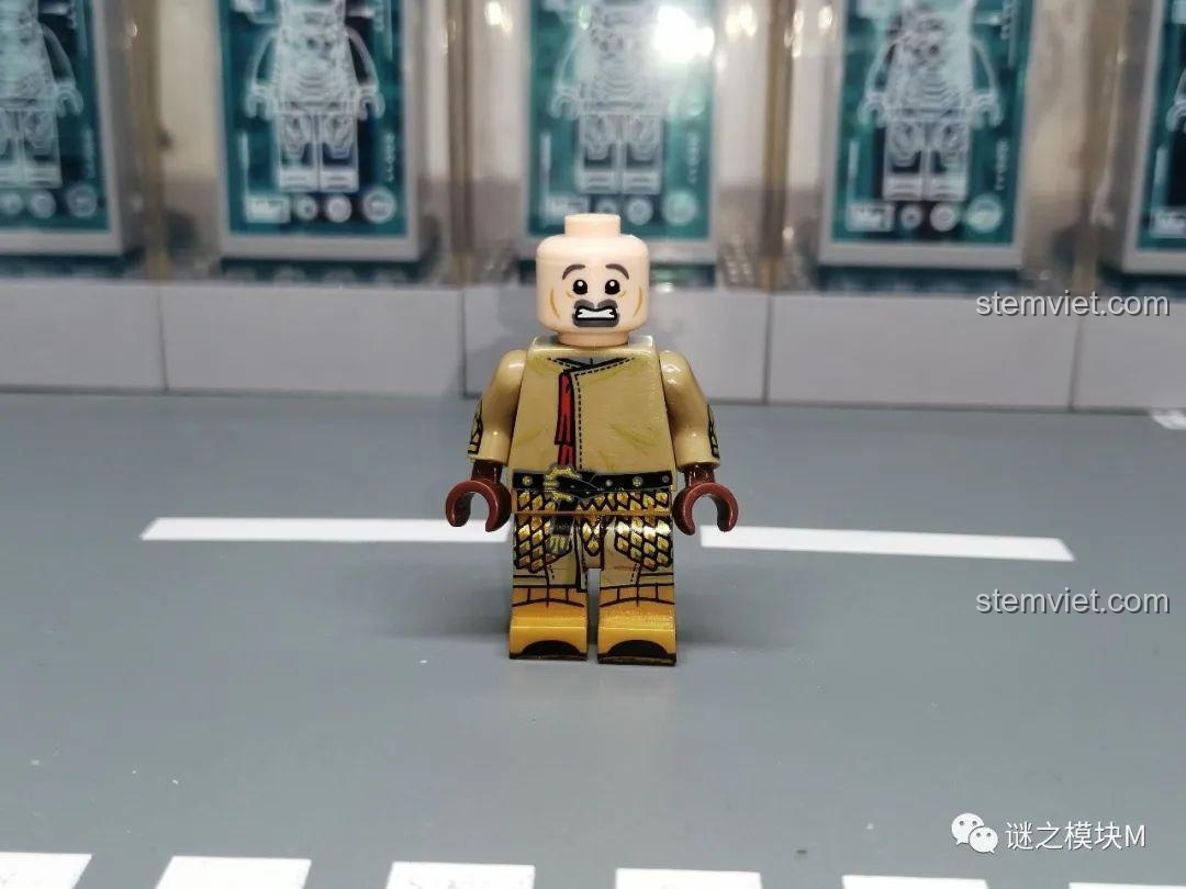 Thân của minifigure Vệ Vương vàng không có giáp, để lộ các chi tiết in trên torso và chân, biểu cảm gương mặt hiền.