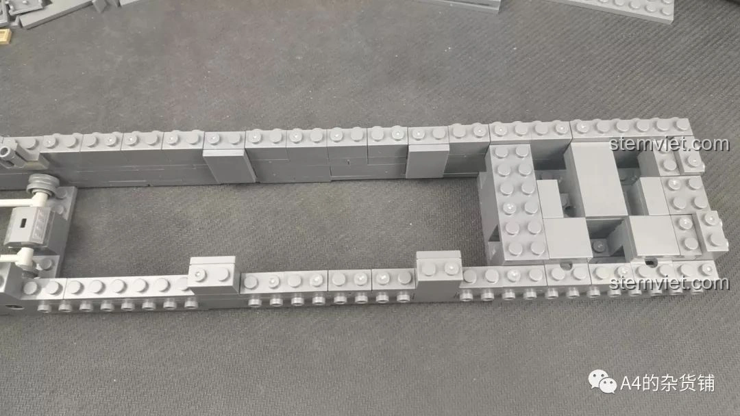 Thân pháo của mô hình KAZI KY10005 Pháo Xe Lửa Dora 800mm Đức gần như hoàn chỉnh, chờ lắp đặt chi tiết bề mặt.