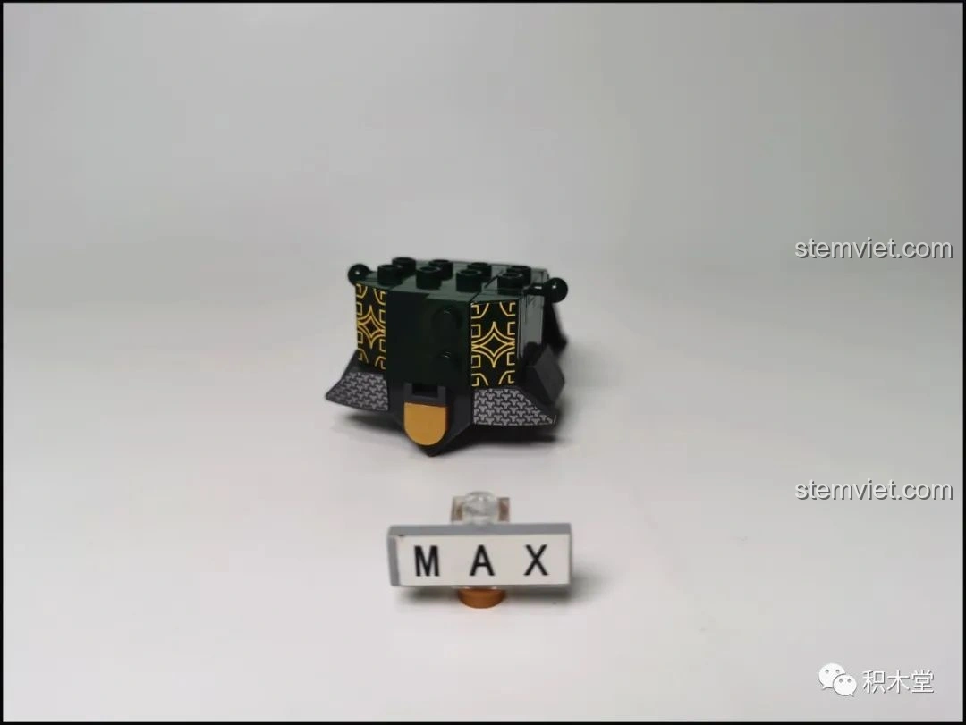 Quá trình lắp ráp thân mô hình Sluban Q-Bricks Quan Vũ, với màu xanh đặc trưng.