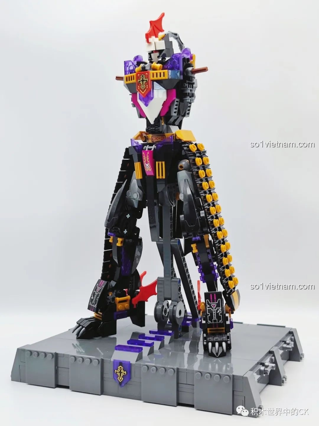 Thân robot Mecha JIESTAR 67010 Kỵ Sĩ Tai Ương đang được lắp ráp trên đế, mô hình dần lớn lên với các chi tiết phức tạp.