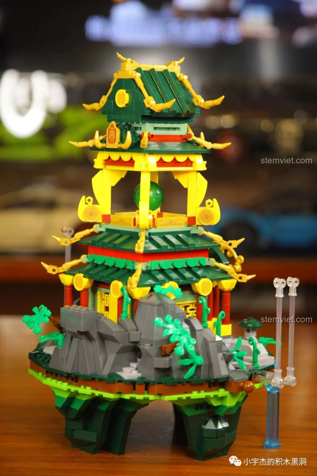 Mô hình Thanh Long Các Sluban M38-B0936 với thân rồng uốn lượn quanh tòa tháp, tạo hình ấn tượng.