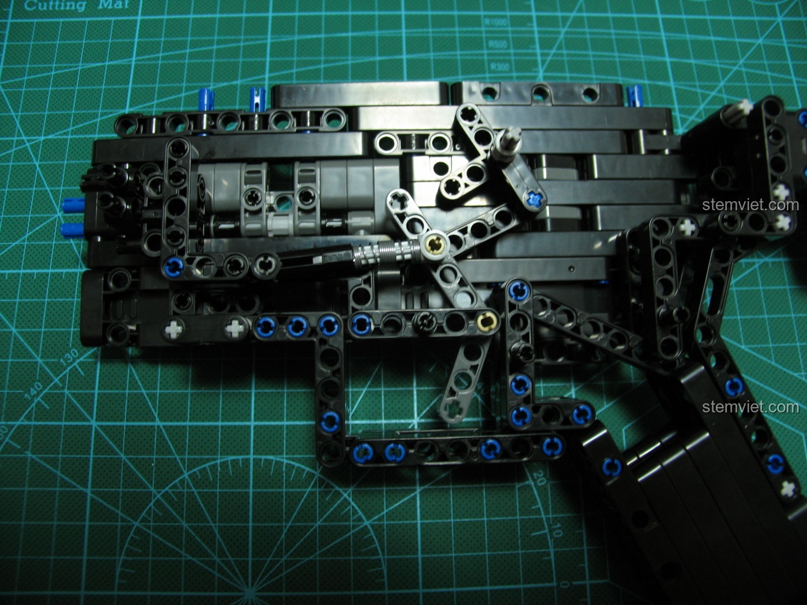 Phần thân chính và báng súng của mô hình CaDA M4A1 đã được lắp ráp hoàn chỉnh.
