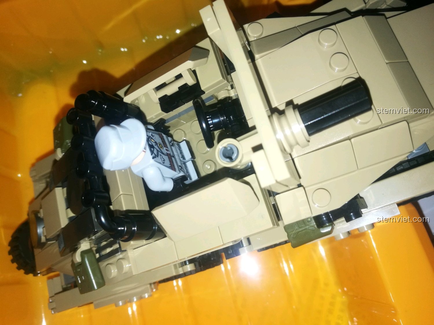 Phần thân sau của xe bọc thép SEMBO 101341 có thể mở ra, cho thấy không gian bên trong.