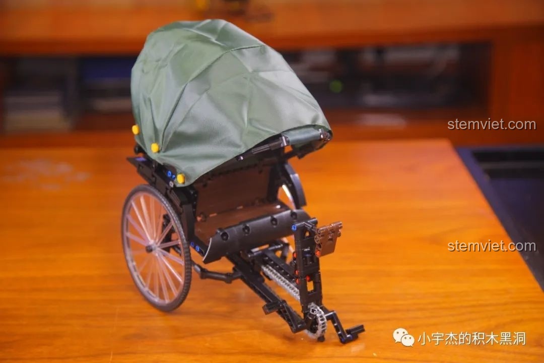 Phần thân sau của xe xích lô AchKo 50015 đã hoàn thiện với mui bạt và ghế ngồi.