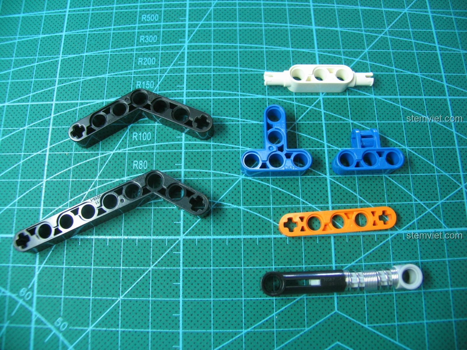 Phần thân súng của bộ đồ chơi Súng AK-47 1001 giá hời gần như hoàn chỉnh, sẵn sàng cho các bước tiếp theo.