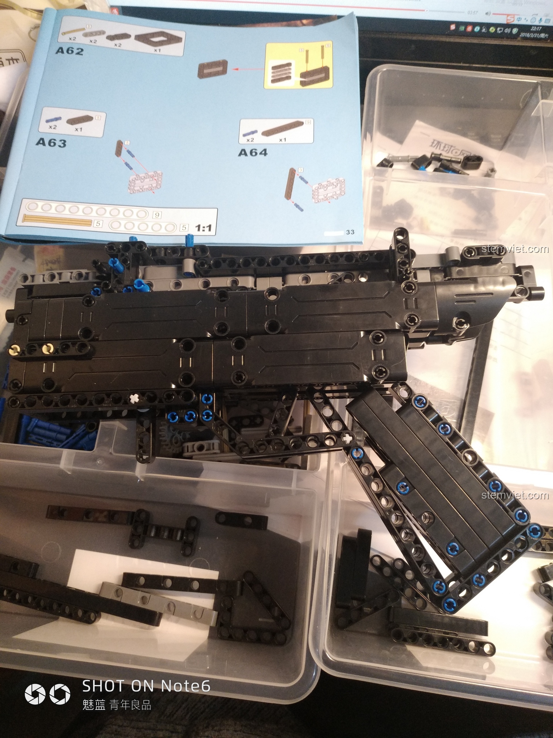 Thân súng MP5 CaDA C81006 sau khi được lắp các tấm panel, có vẻ ngoài liền lạc và chắc chắn.