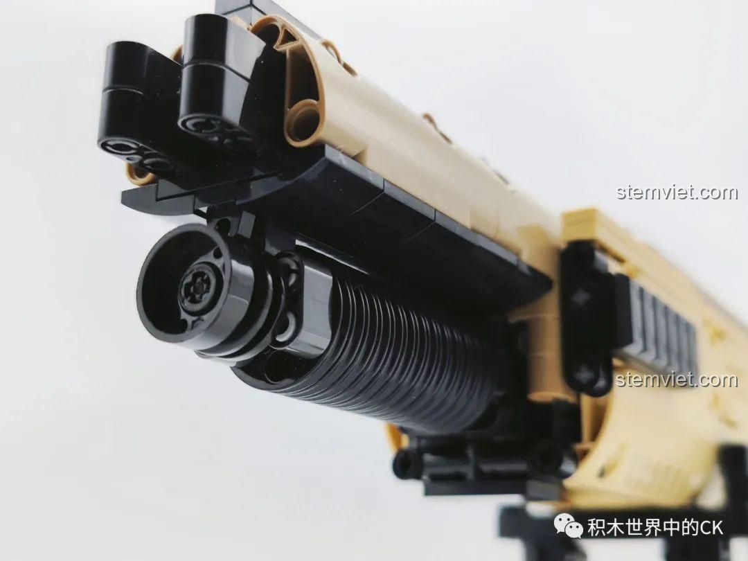 Cận cảnh phần thân súng của mô hình súng shotgun STF-12 JIESTAR 92402, với các chi tiết khắc chữ FABARM PROFESSIONAL.