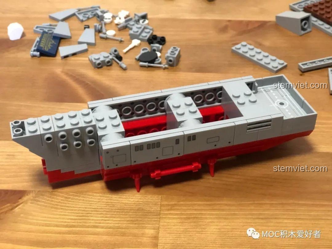 Thân tàu khu trục 052D mini sau khi hoàn thiện phần ốp hông và các vây giảm lắc.