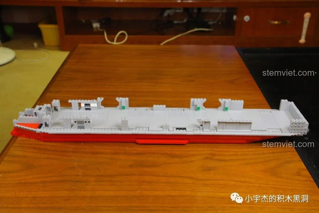 Thân tàu của bộ lắp ráp Mô Hình Tàu Sân Bay Sơn Đông SEMBO 202001 với các chi tiết và đèn.