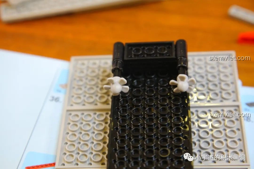 Thân tàu của bộ lắp ráp Mô Hình Tàu Sân Bay Sơn Đông SEMBO 202001 đã dài hơn, có hình dáng rõ ràng.