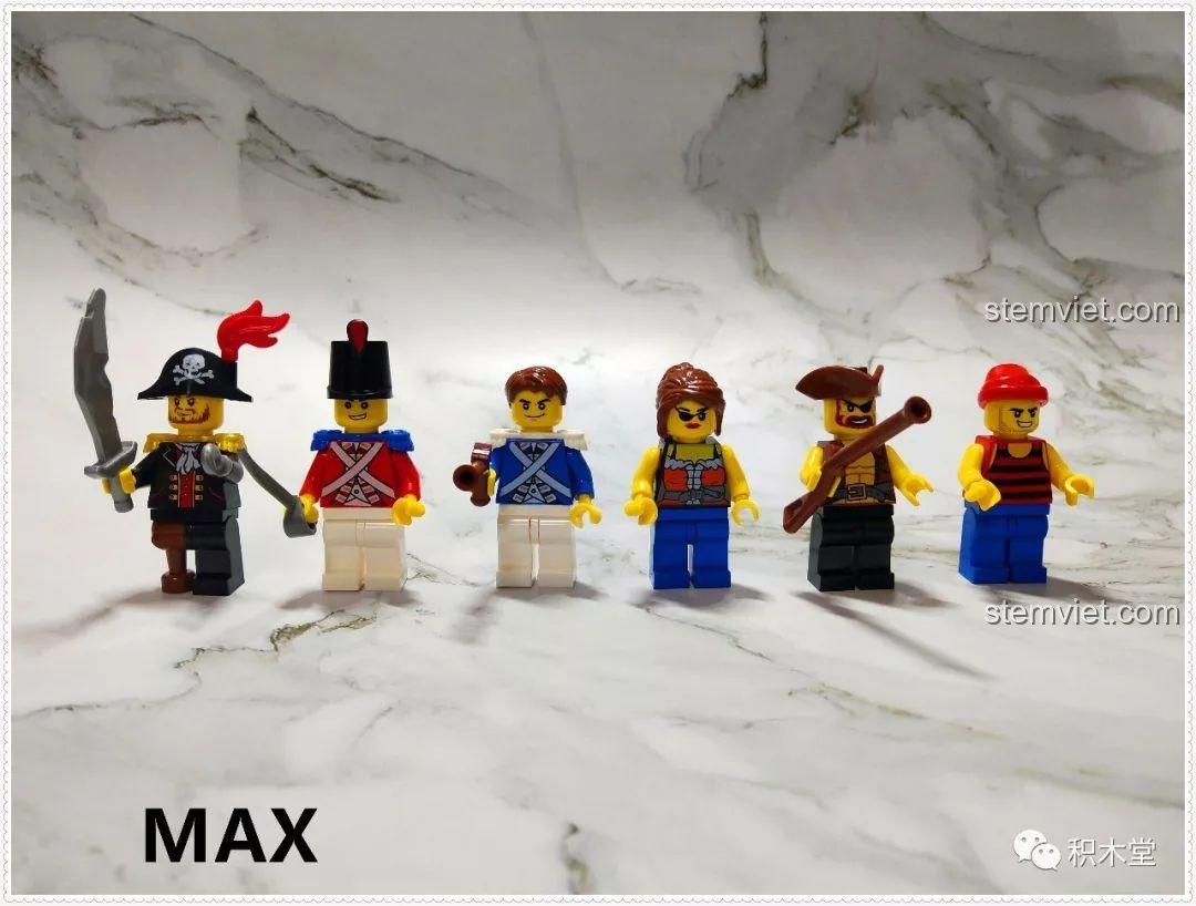 Phần thân tàu đang được lắp ráp, cho thấy sự chắc chắn của các mảnh ghép.