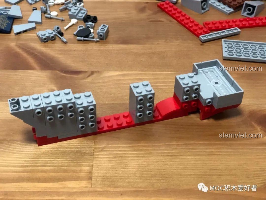 Thân tàu khu trục 052D mini sau khi đã ghép nối phần thân chính và phần đuôi tàu.