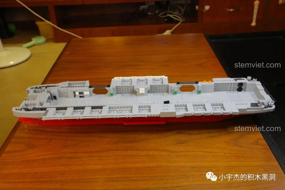 Góc nhìn khác của thân tàu bộ lắp ráp Mô Hình Tàu Sân Bay Sơn Đông SEMBO 202001 đã lắp xong.