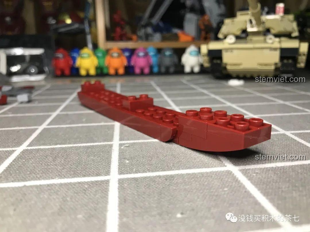 Góc nhìn khác của phần thân tàu sân bay Liêu Ninh đang lắp dở, cho thấy độ dài và hình dáng cơ bản của mô hình.