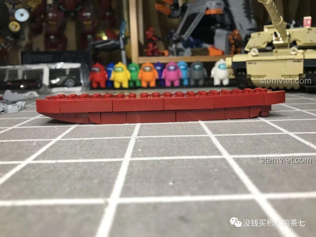 Góc nhìn ngang của phần thân tàu sân bay Liêu Ninh đã lắp xong, thể hiện đường cong và tỷ lệ của mô hình.