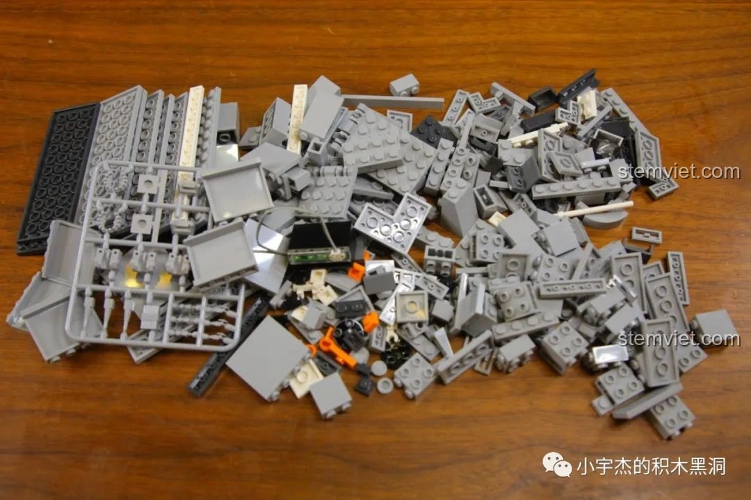 Thân tàu của bộ lắp ráp Mô Hình Tàu Sân Bay Sơn Đông SEMBO 202001 với các chi tiết phức tạp hơn.