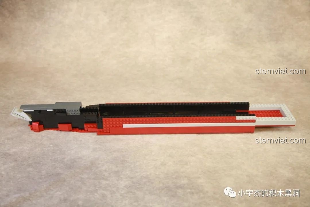 Phần thân tàu sân bay Phúc Kiến Sluban M38-B1188 đang được lắp ráp, với các khối màu đỏ và xám.