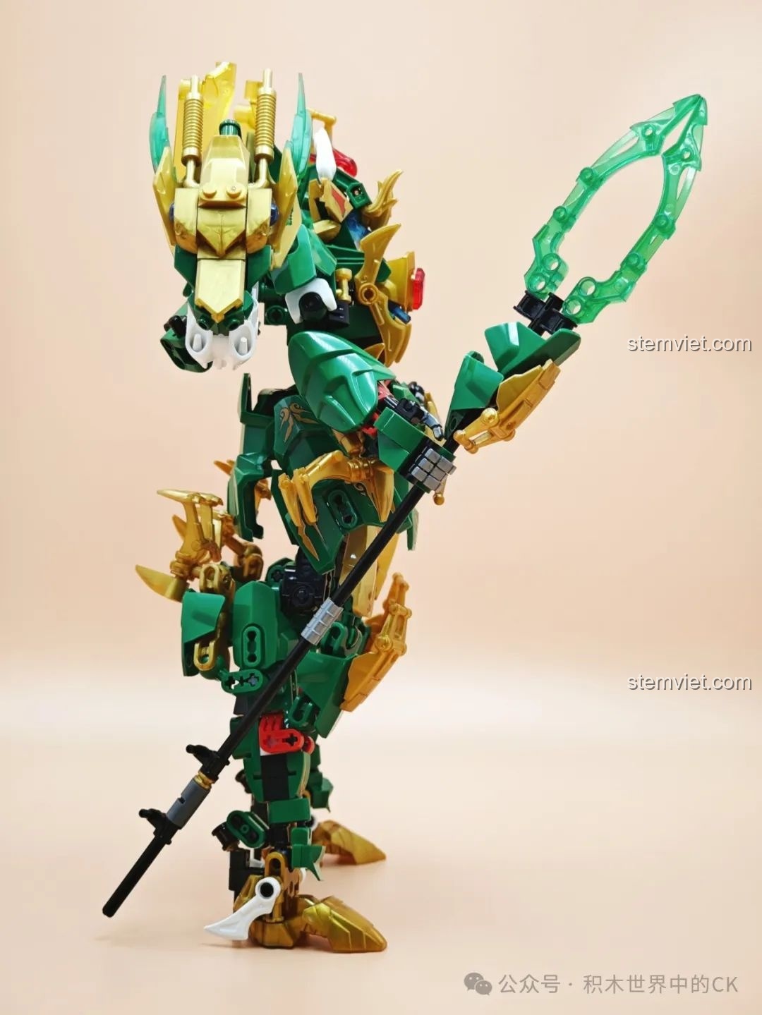 Góc nhìn nghiêng khác của Thần Thú Thanh Long F5-A0001, tập trung vào chi tiết vũ khí và vai.