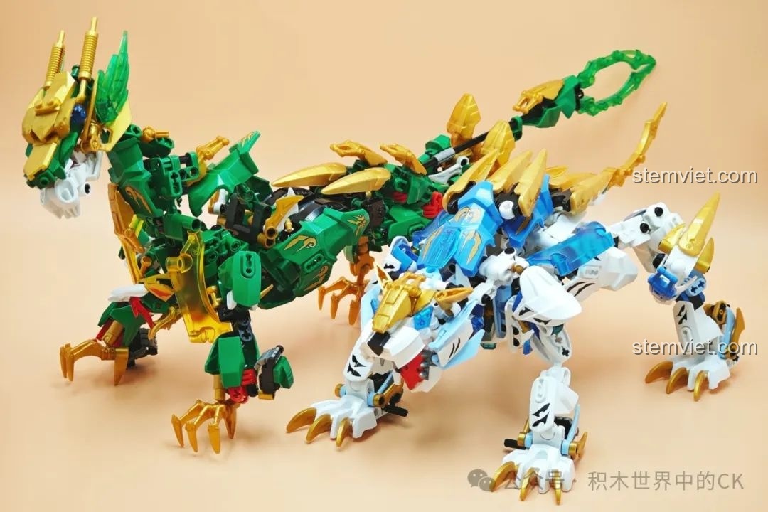 Hai mô hình Thần Thú Thanh Long và Bạch Hổ đứng cạnh nhau, tạo nên một khung cảnh hùng vĩ.