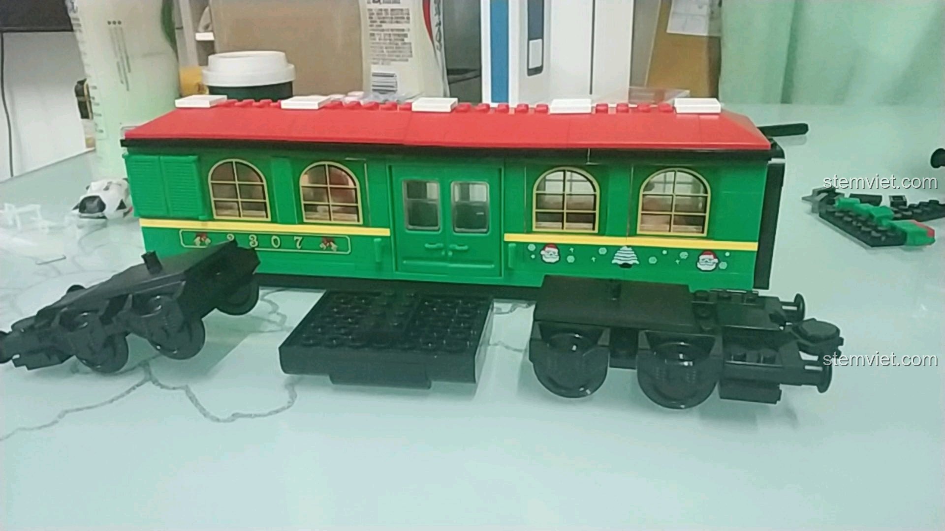 Mô hình thân Toa tàu Giáng Sinh Enlighten 626 đã hoàn thiện, chuẩn bị lắp ráp bánh xe.