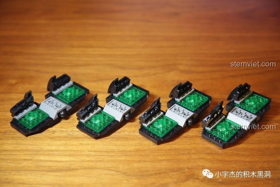 Phần thân trên của 4 đầu rắn trong bộ xếp hình Mô Xà Trận cho trẻ em từ 9 tuổi, có chi tiết trong suốt.