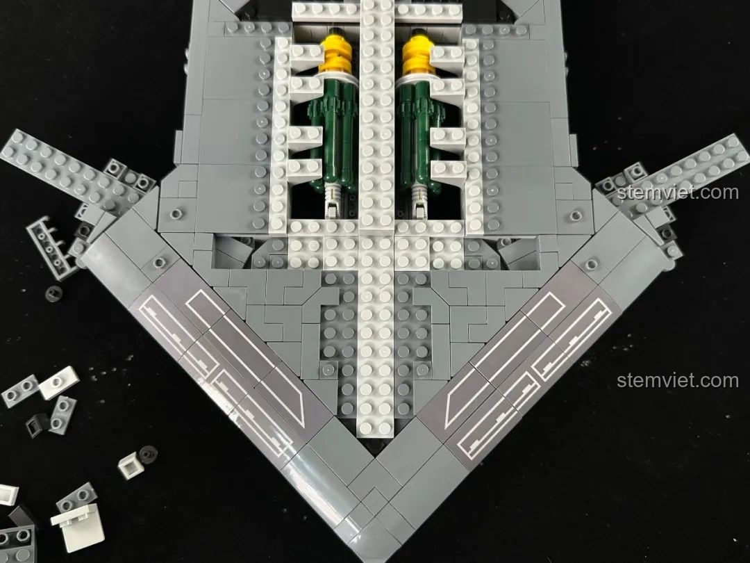 Cận cảnh phần thân trên của mô hình H-20 Panlos Brick, thể hiện chi tiết động cơ và khoang bom.