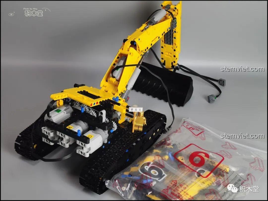 Hoàn thiện phần thân trên của máy xúc Taigaole T4001, che giấu dây điện.