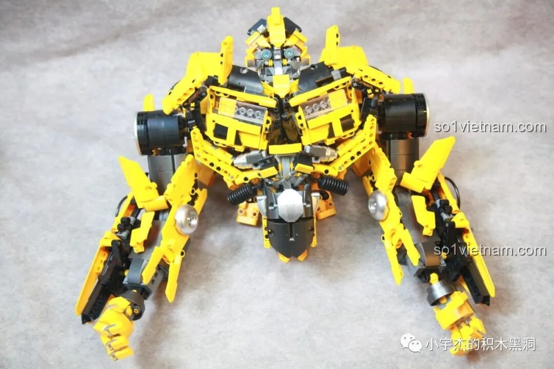Phần thân trên của mô hình Robot Bumblebee K-BOX V5007 đã hoàn chỉnh sau khi gắn đầu và hai tay vào khung thân.