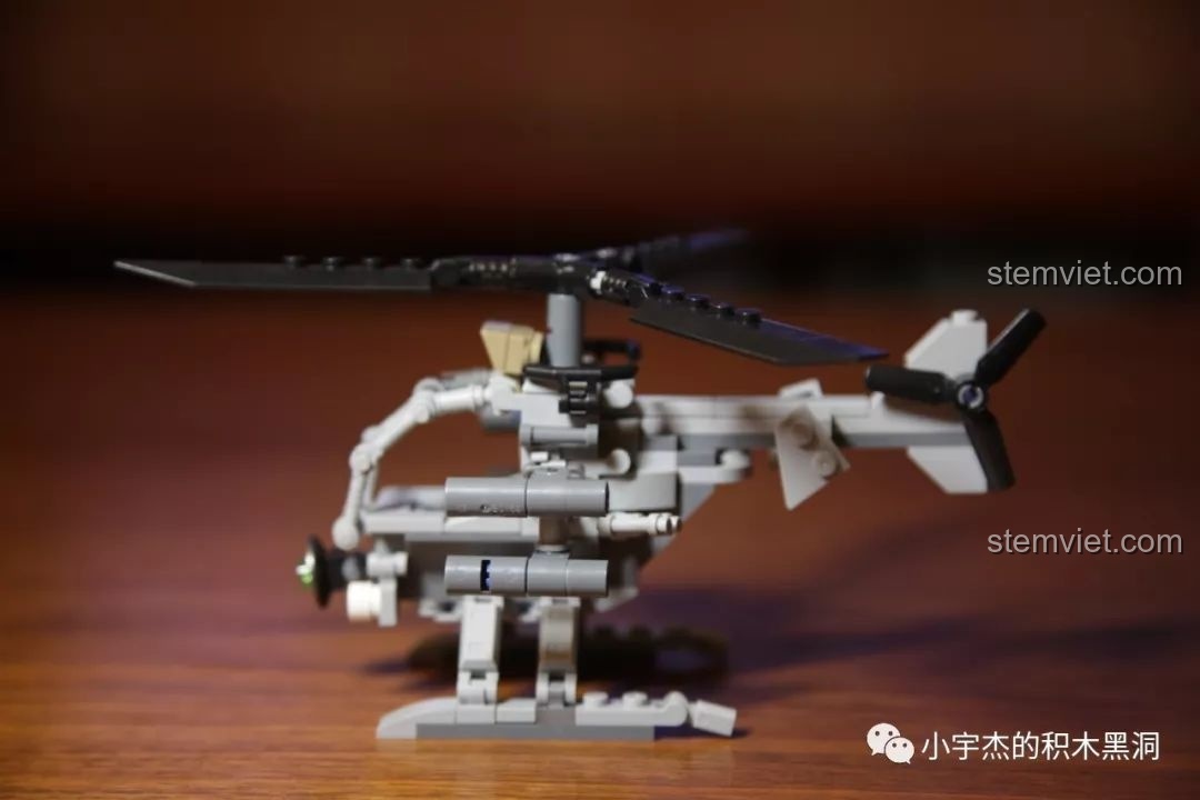 Góc nhìn bên hông của mô hình trực thăng Panlos 631004A, khoe trọn thân và đuôi máy bay.