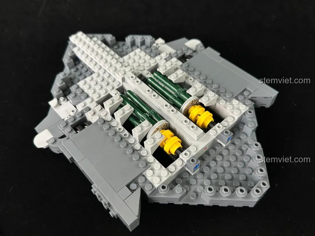 Phần thân trung tâm của mô hình máy bay H-20 Panlos Brick 639026 với khoang bom và càng đáp đã được lắp ráp.