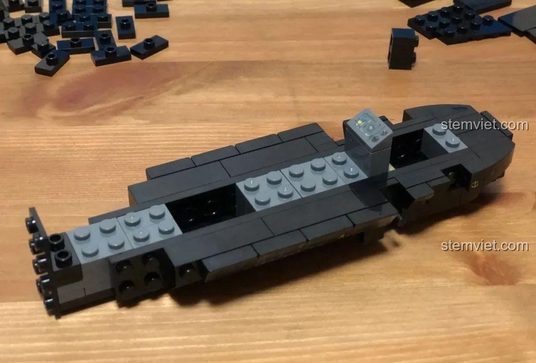 Phần thân trước của mô hình Sembo 202119 Trực thăng tấn công Z-10 đang được hoàn thiện với các tấm ốp.