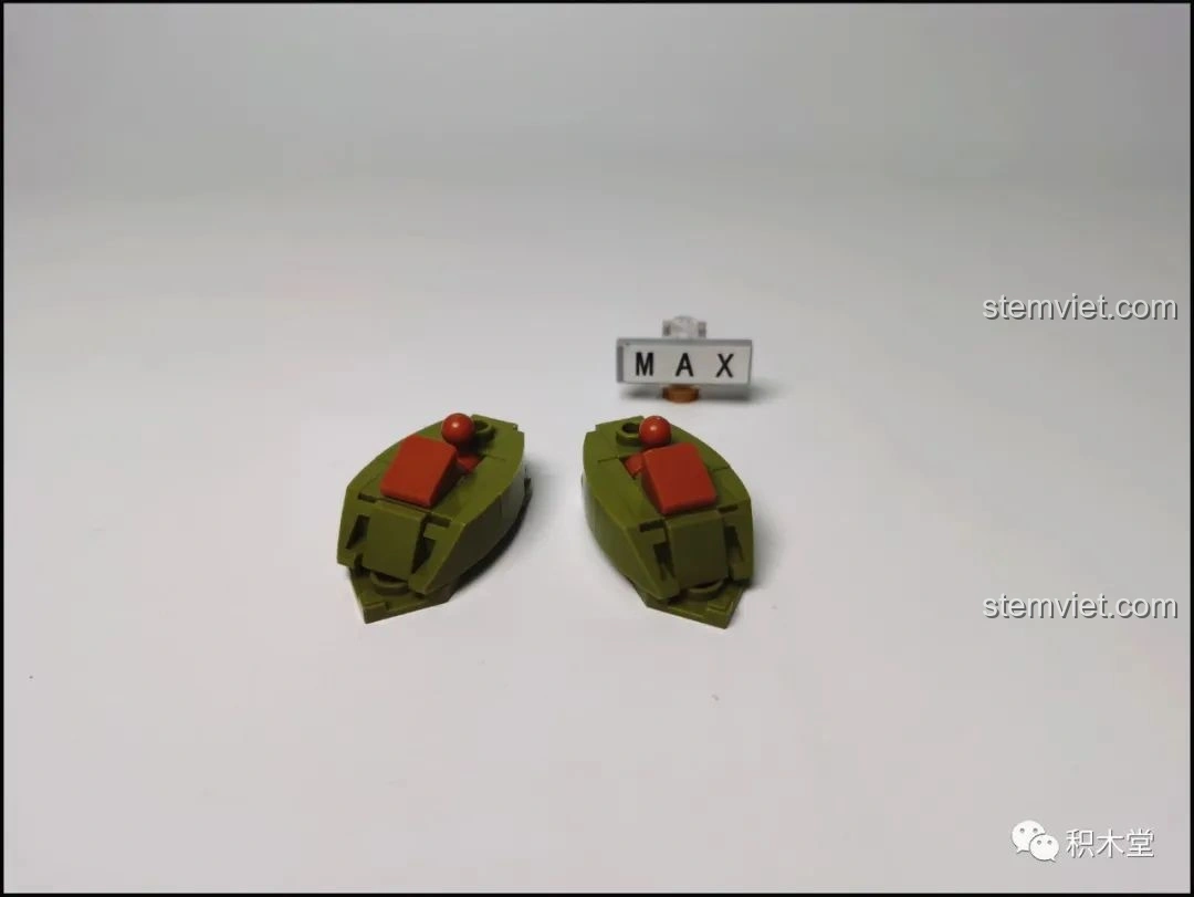 Quá trình lắp ráp thân mô hình Sluban Q-Bricks Trương Phi, với các chi tiết giáp.