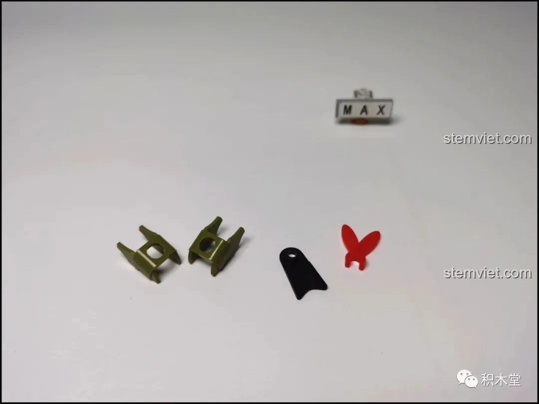 Thân mô hình Sluban Q-Bricks Trương Phi với phần vai giáp, gợi liên tưởng đến Gundam.