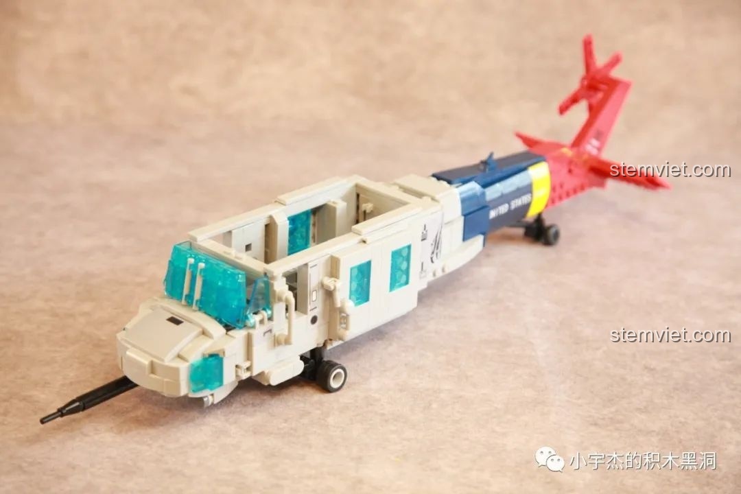 Mô hình trực thăng WOMA C0897 sau khi đã lắp ráp xong phần thân và đuôi, chuẩn bị cho các bước tiếp theo.