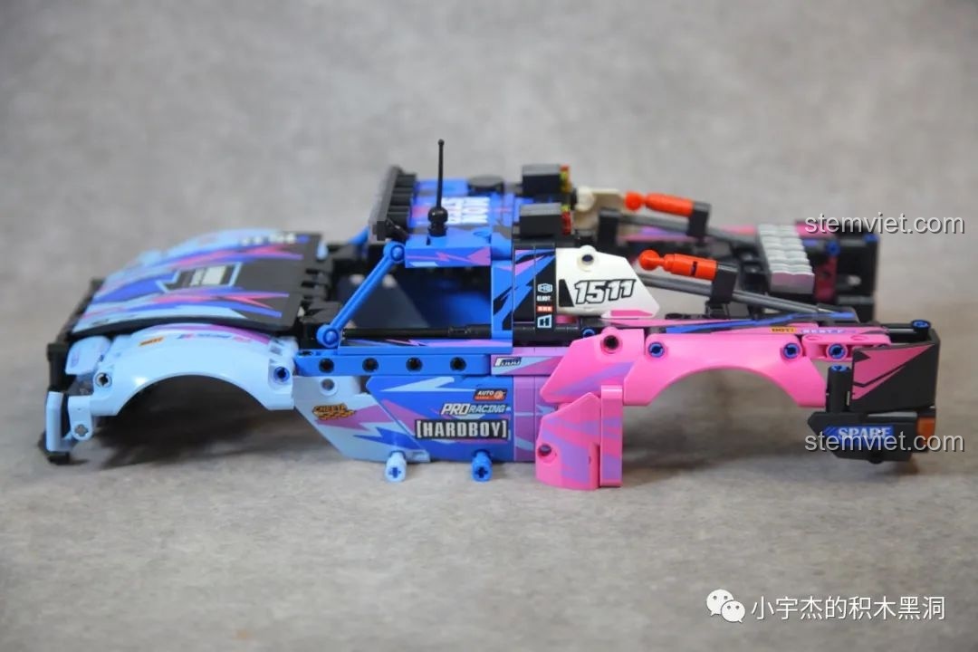 Thân vỏ xe SEMBO 715006 sau khi được dán sticker, màu sắc hài hòa.