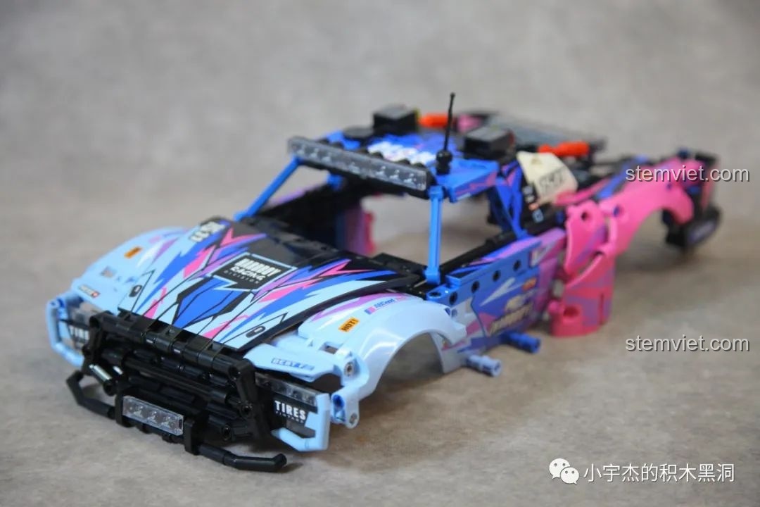 Thân vỏ xe SEMBO 715006 hoàn chỉnh với cản trước và đèn trên nóc.