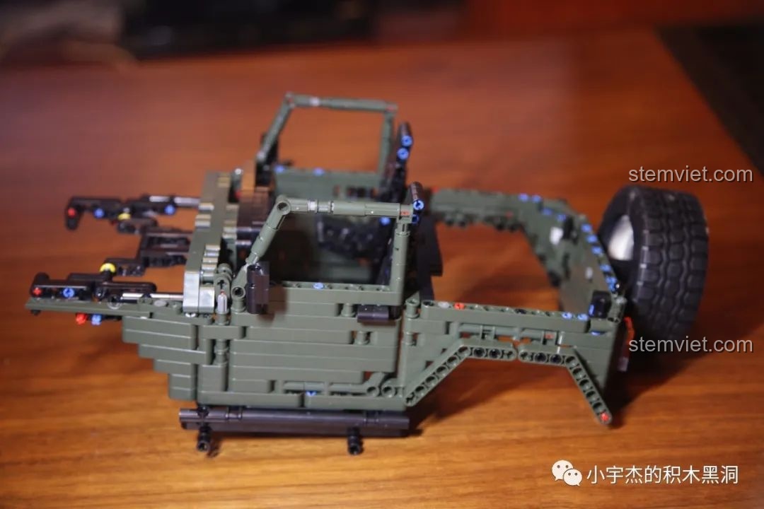 Khung thân xe Jeep Wrangler Rubicon đã được lắp ráp hoàn chỉnh với cửa và khung mui.