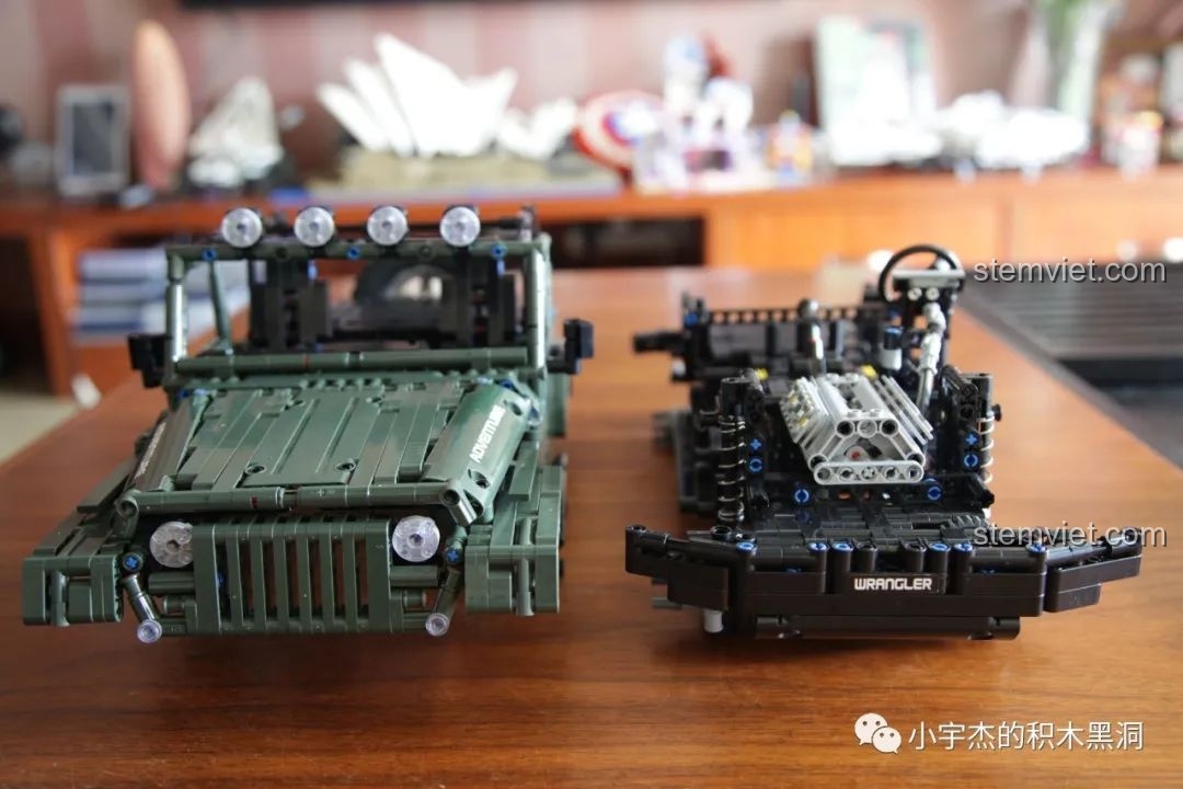 Phần thân vỏ và khung gầm của xe Jeep Wrangler Rubicon được đặt cạnh nhau, chuẩn bị cho việc lắp ráp cuối cùng.