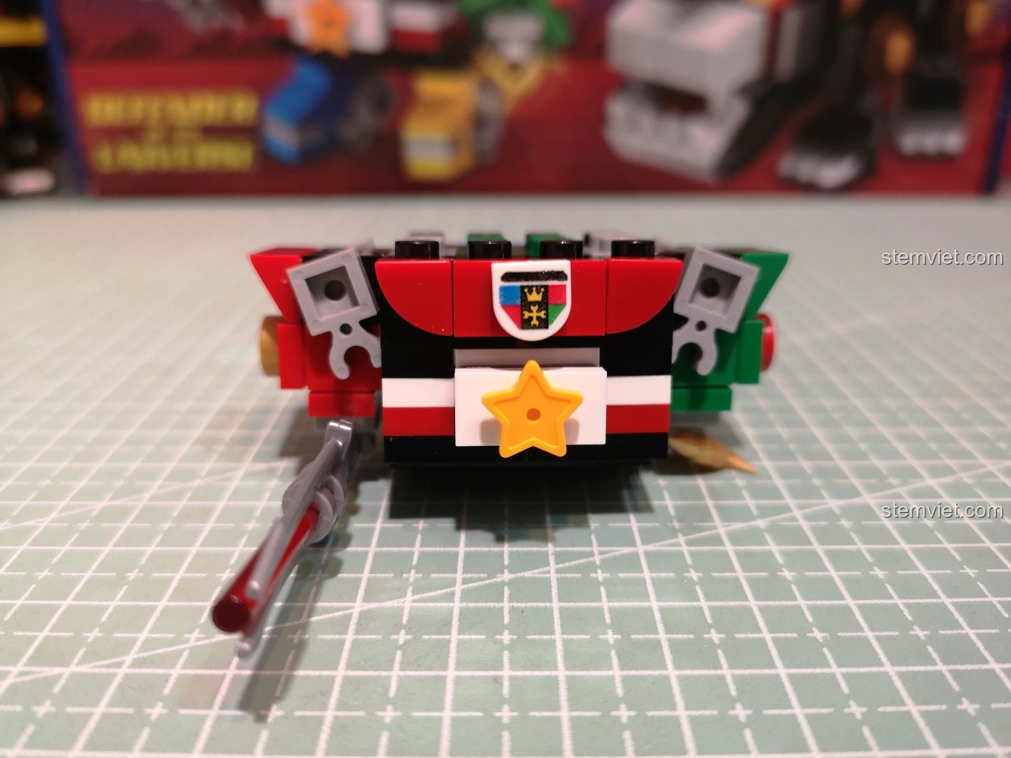 Phần thân Voltron sau khi gắn hai cánh tay, với logo in sắc nét ở ngực.