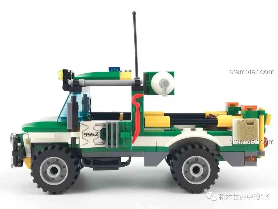 Góc nhìn bên hông của xe bán tải SEMBO SD9552, cho thấy thiết kế cân đối và các chi tiết như bậc lên xuống, gương chiếu hậu.